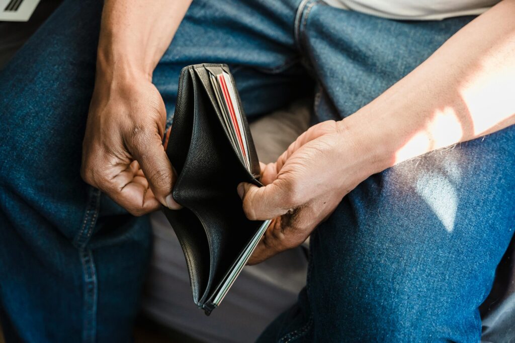 Dívidas comprometem sua renda? Saiba como idosos podem se livrar delas